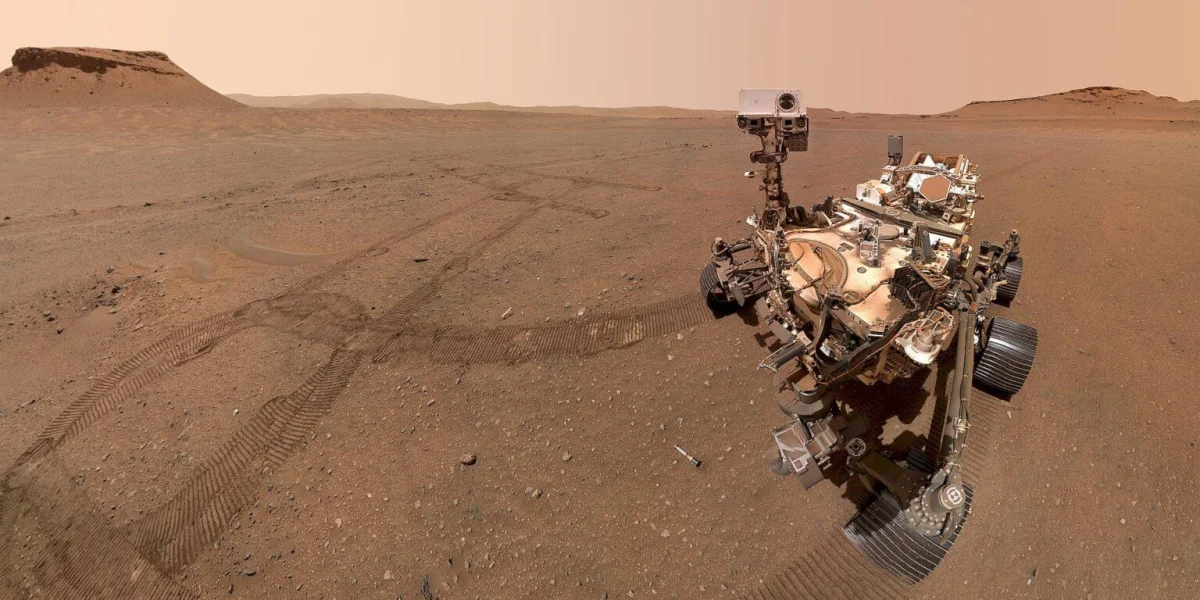 марсоход Curiosity на поверхности Красной планеты в кратере Гейла