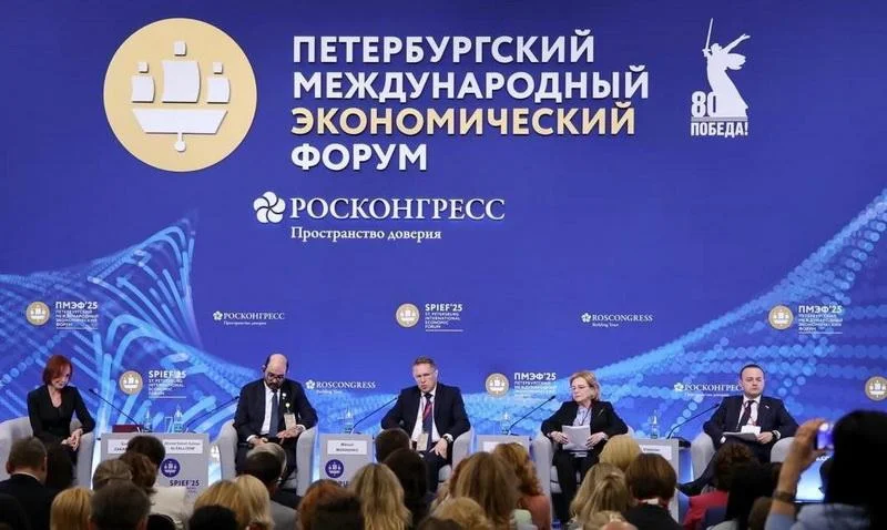 футуристичный зал форума: цифровые панели, проекции нейросетей и эксперты в деловых костюмах